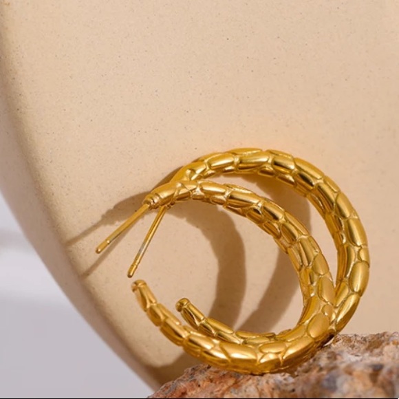 💛Gold plated snails texture earrings - Picture 2 of 5